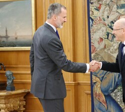 Su Majestad el Rey recibe el saludo del presidente del Tribunal de Justicia de la Unión Europea, Koen Lenaerts